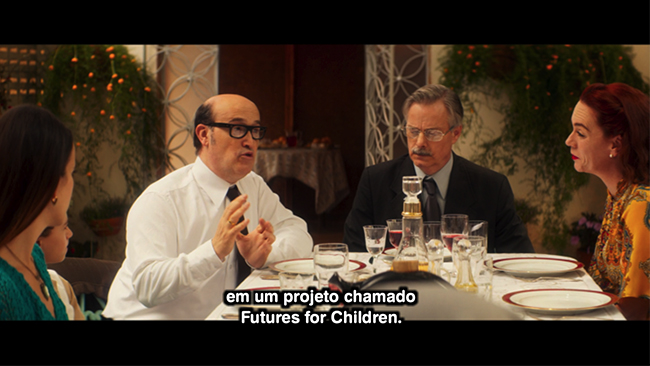 Image of a dialogue between a group of people, at the bottom a text focused on Portuguese.